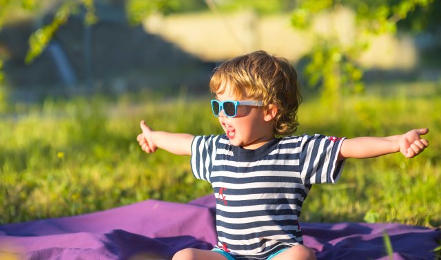 Protect children's eyes from summer sun
